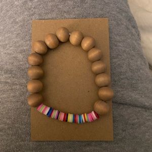 One size wood and multicolored heshi beads